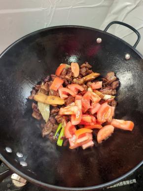 放入切好的一半西红柿翻炒均匀！