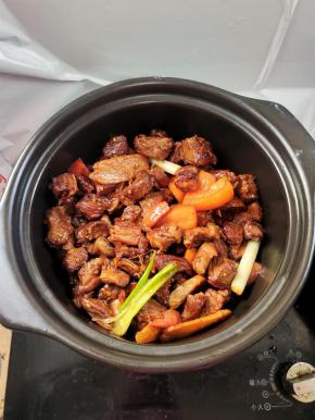 西红柿炒出汁以后，转入砂锅中！