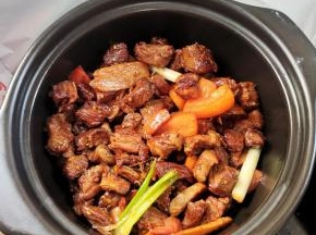 西红柿炒出汁以后，转入砂锅中！