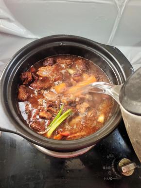 倒入适量的开水！（切记一定要加开水，锁住牛腩的营养成份！）