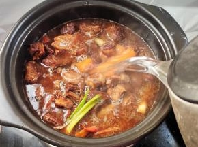 倒入适量的开水！（切记一定要加开水，锁住牛腩的营养成份！）