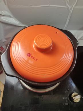 盖上盖子，转小火慢炖一个小时！