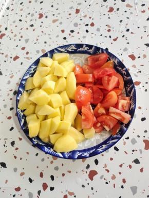 炖牛腩的时候，把土豆削皮洗净切成小块放在剩下的另一半西红柿里！