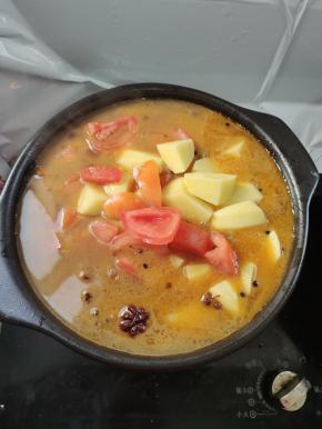 一个小时后，倒入土豆块和余下的西红柿，再炖20分钟！