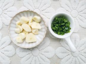 大蒜去皮拍扁，葱切葱花。