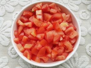 番茄切丁。