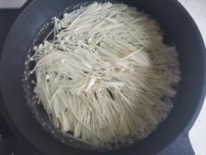 金针菇焯水捞出。