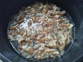 肥牛煮熟捞出。