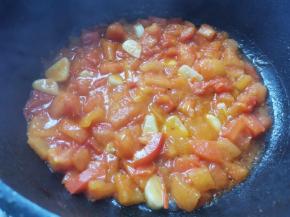 锅中热油，加入葱蒜炒香，加入番茄炒出汁，