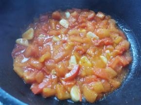 锅中热油，加入葱蒜炒香，加入番茄炒出汁，