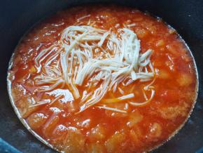 加2大碗水，放入金针菇，