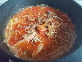 加适量胡椒粉、1勺盐搅匀。