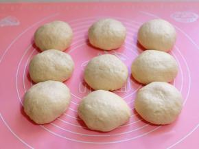 发酵好分成九等份，醒10分钟。