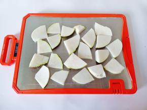 大头菜清洗干净后，不要削皮，切厚皮。