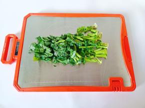 菜叶切段一起煮。
