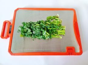 菜叶切段一起煮。
