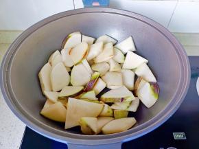 翻炒到表面一点点黄。