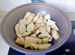 翻炒到表面一点点黄。