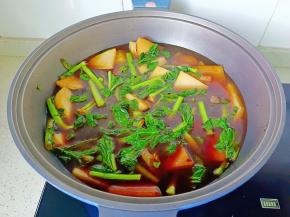 加适量清水没过大头菜。