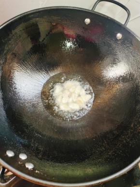 锅烧热放入适量的油，放入蒜片爆香！