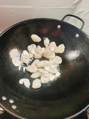 放入拳头母翻炒片刻！