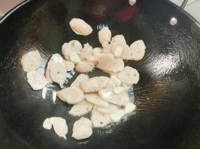 放入拳头母翻炒片刻！