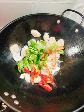 放入切好的青红辣椒翻炒均匀！