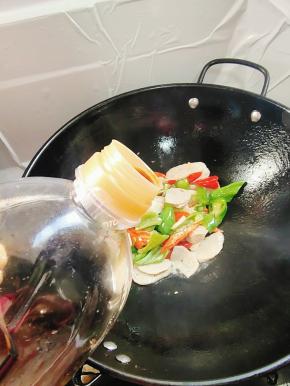 放入生抽翻炒均匀！