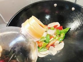 放入生抽翻炒均匀！