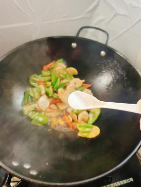 放入少许盐调味！