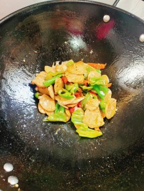 起锅前放入适量的鸡精翻炒均匀即可！