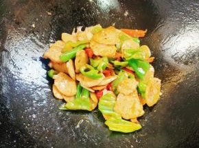 起锅前放入适量的鸡精翻炒均匀即可！