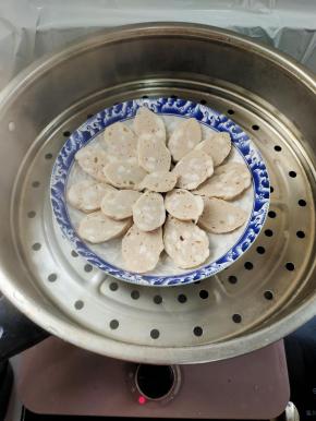 水开放入蒸锅中！