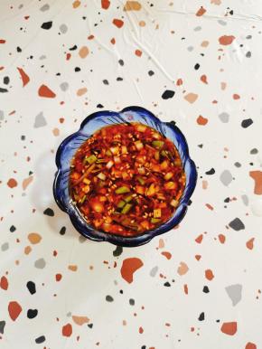 蒸的时候来调一个料汁儿:

一茶匙蒜末，两个小米辣切成圈，一勺辣椒油，一勺生抽，两勺香醋，一勺白糖，少许盐，一勺香油，少许麻椒油，适量的葱花，少许凉开水搅拌均匀调成万能调料汁儿！