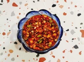 蒸的时候来调一个料汁儿:

一茶匙蒜末，两个小米辣切成圈，一勺辣椒油，一勺生抽，两勺香醋，一勺白糖，少许盐，一勺香油，少许麻椒油，适量的葱花，少许凉开水搅拌均匀调成万能调料汁儿！