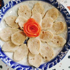 蒸好的拳头母取出来，用西红柿皮卷一朵玫瑰花装饰一下即可！