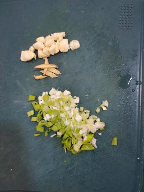 蒜瓣切成小块，生姜切成丝，葱切成葱花备用！