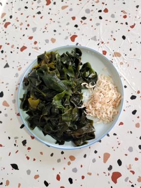 裙带菜提前泡发好，清洗干净控干水分，虾皮1把备用！