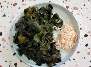 裙带菜提前泡发好，清洗干净控干水分，虾皮1把备用！