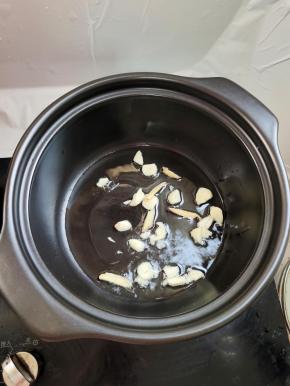 起锅烧油放入蒜瓣，生姜爆香！