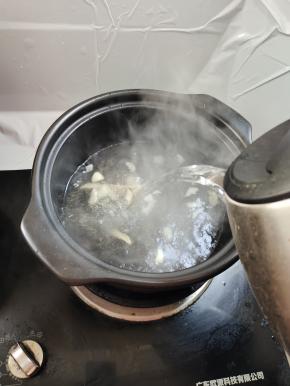 倒入适量的开水！