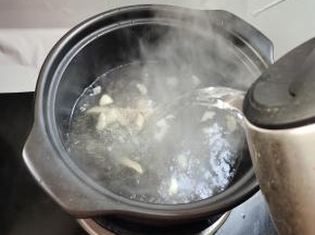 倒入适量的开水！