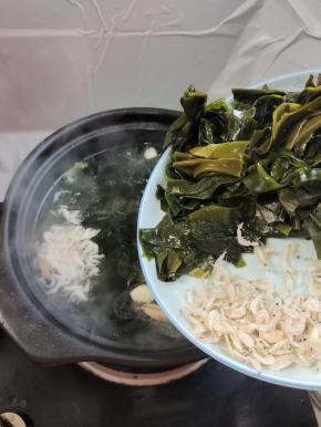 放入裙带菜和虾皮！