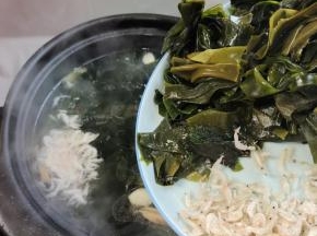 放入裙带菜和虾皮！