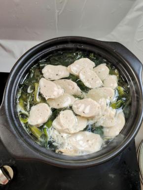 再放入切好的拳头母煮5分钟！