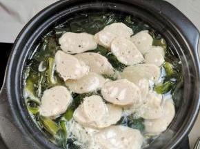 再放入切好的拳头母煮5分钟！