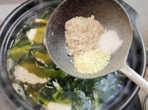 放入盐，胡椒粉和鸡精调味！