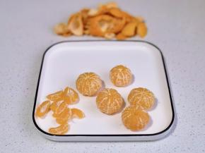 橘子去皮，掰开两个。