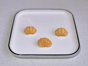 橘子对半掰开摆盘。