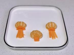 胡萝卜切丝做灯笼流苏，胡萝卜片做花盆底座。